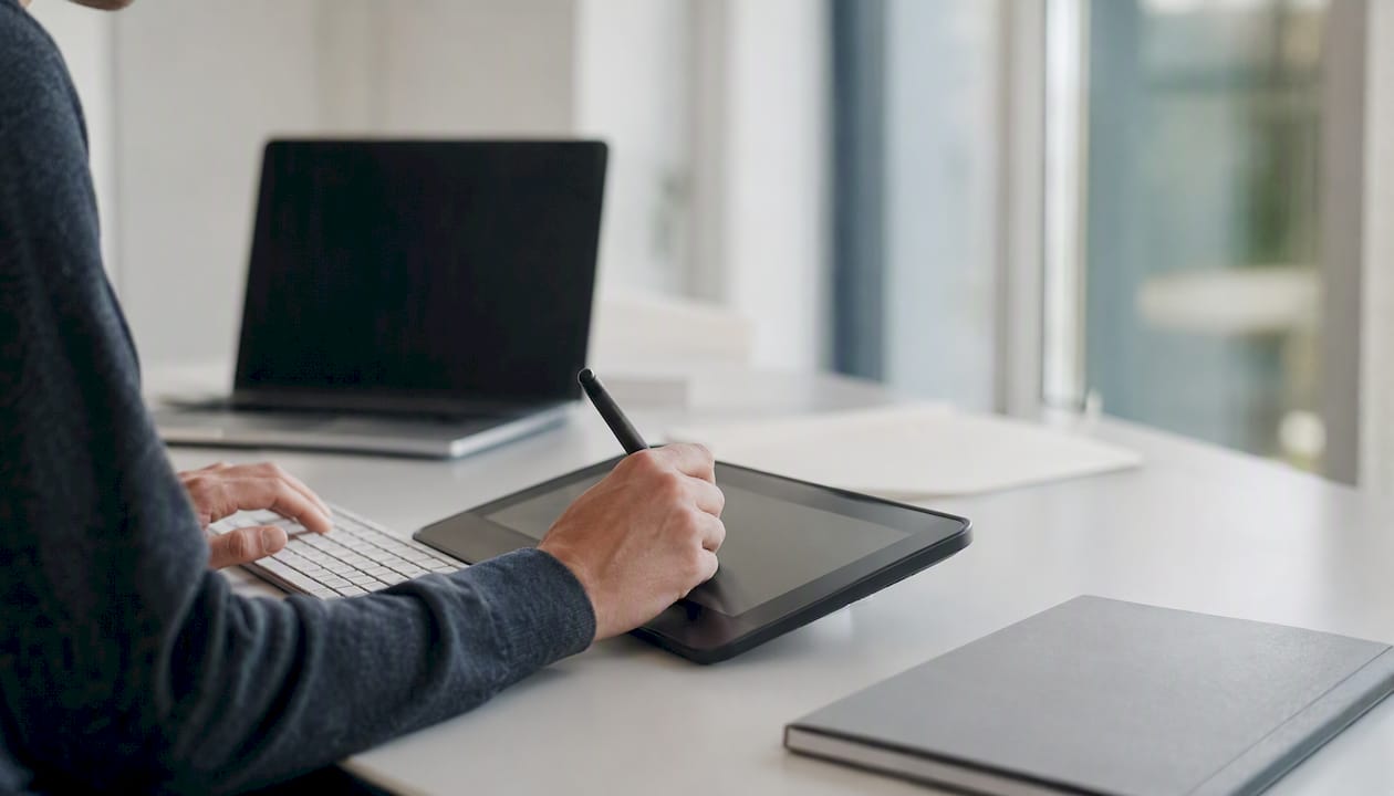 Mit einem Stift wird eine Excel-Formel direkt von Hand ins Tablet geschrieben.