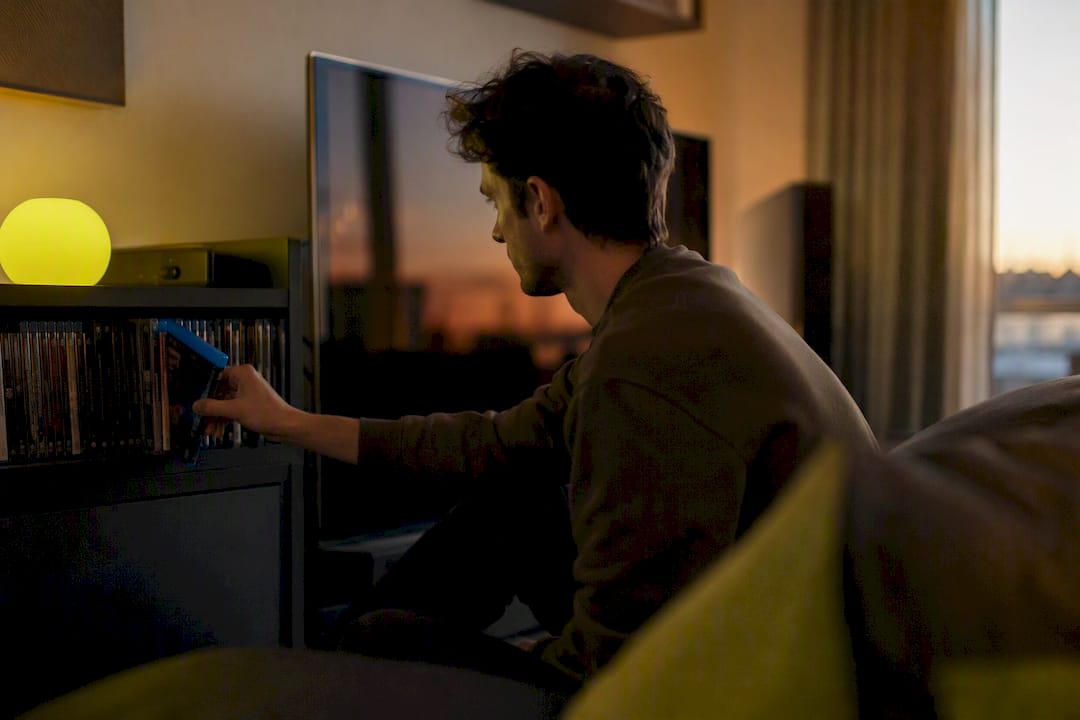 Custodia di un Blu-ray 4K UHD posizionata su uno scaffale, illuminata dalla luce soffusa di una lampada