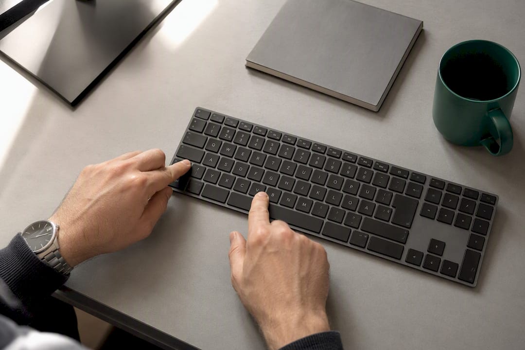 Jemand tippt flink Tastenkombinationen in Excel ein