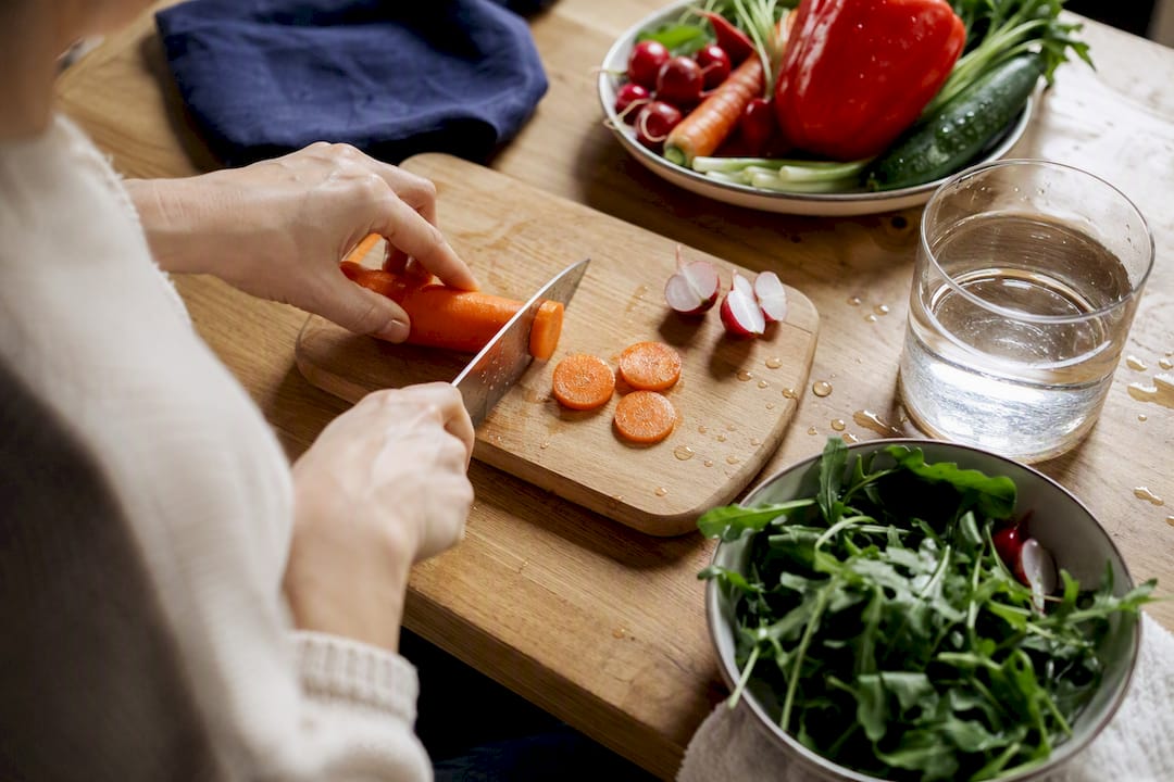 Mani che preparano un pasto semplice per il digiuno