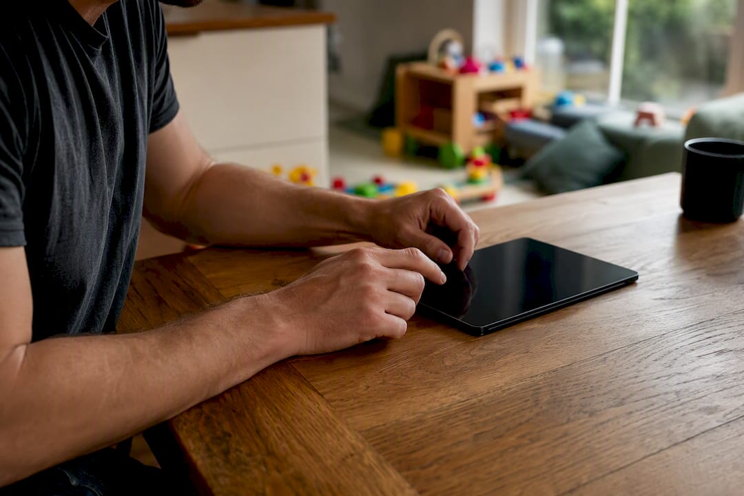 Ręce ustawiające kontrolę rodzicielską na tablecie