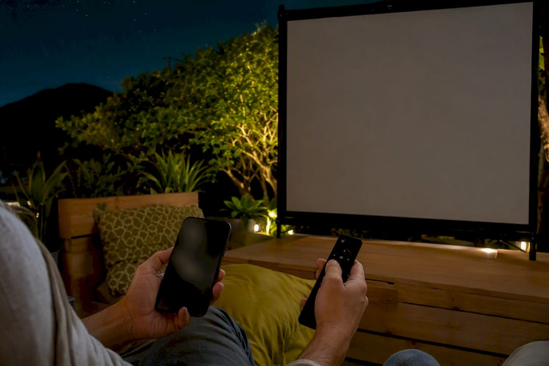 Soggiorno con TV e telecomando per lo streaming