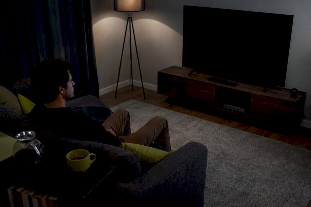 Persona che guarda un film nel cinema di casa