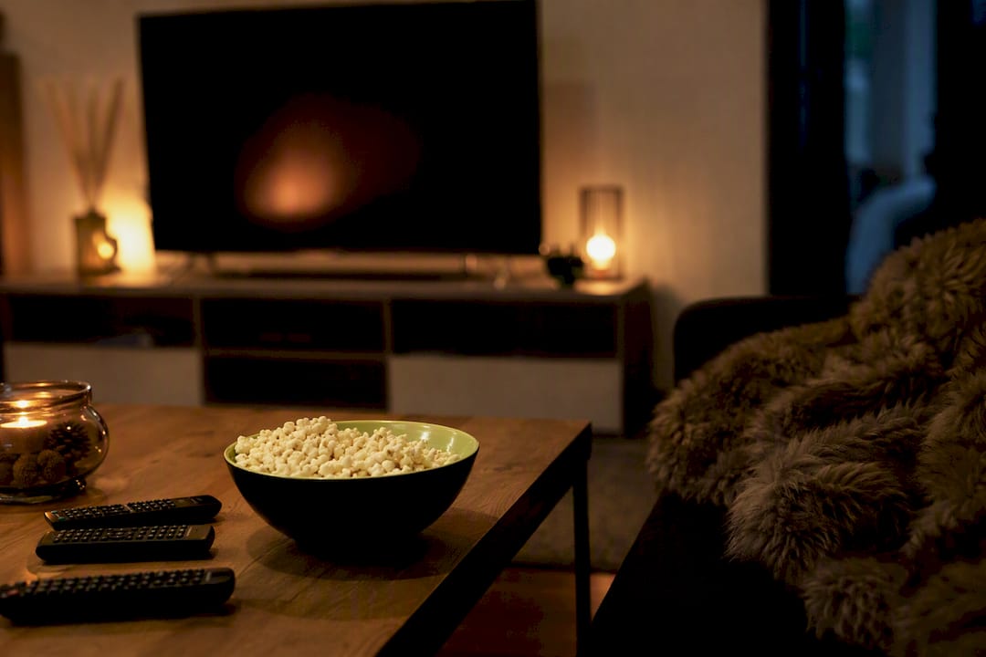 Ciotola di popcorn e telecomandi nel soggiorno