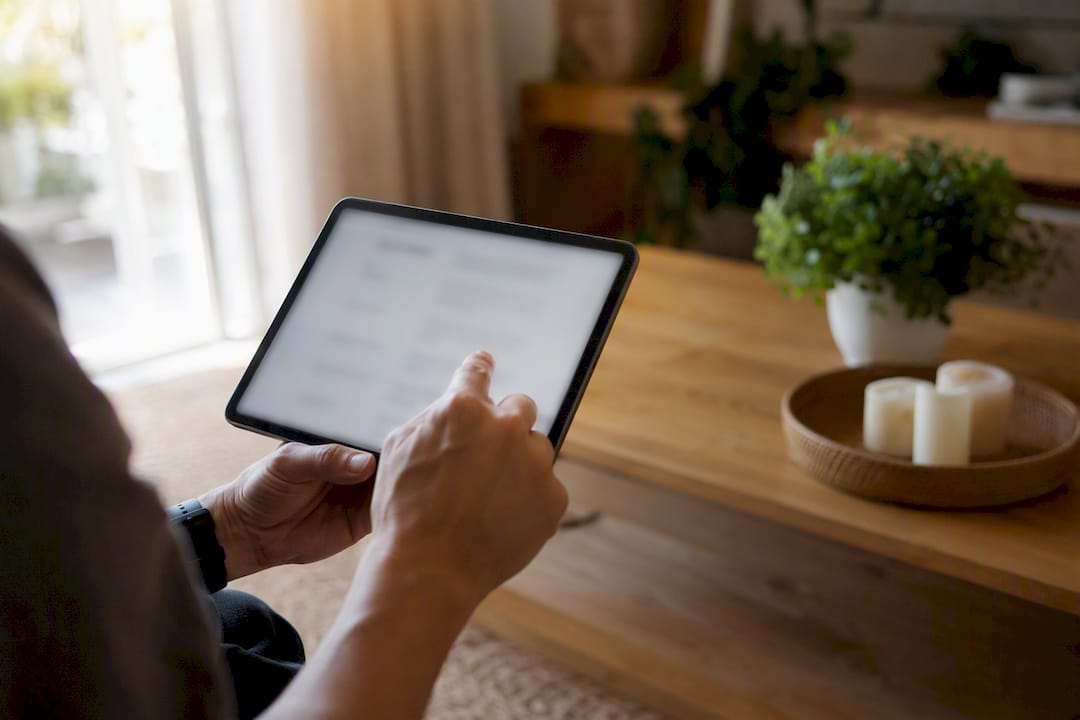 Mano che scorre i versetti della Bibbia sullo schermo di un tablet