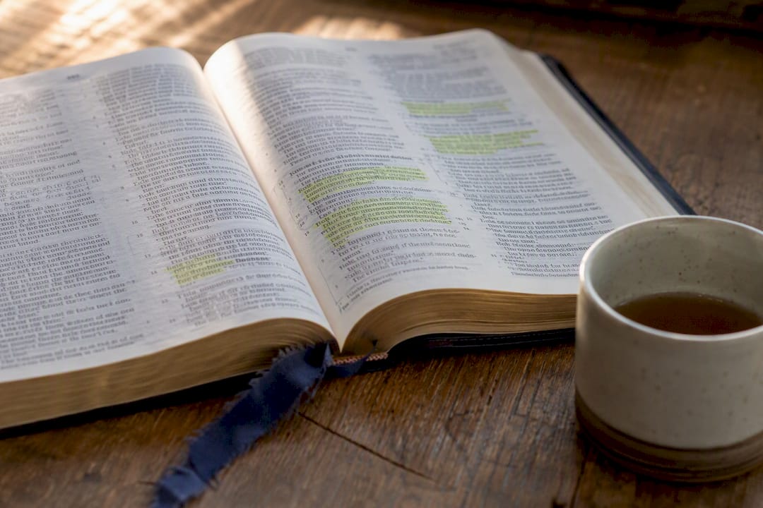 Biblia aperta con versetti sulla famiglia e l'obbedienza
