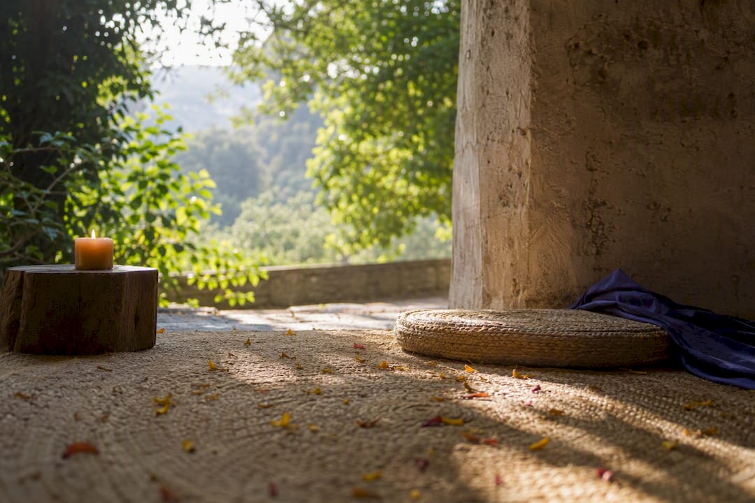 Angolo di meditazione silenzioso illuminato dalla luce di una candela