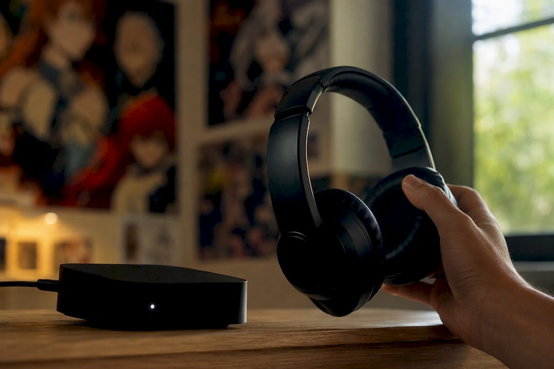 Tablet e cuffie pronti per lo streaming di anime