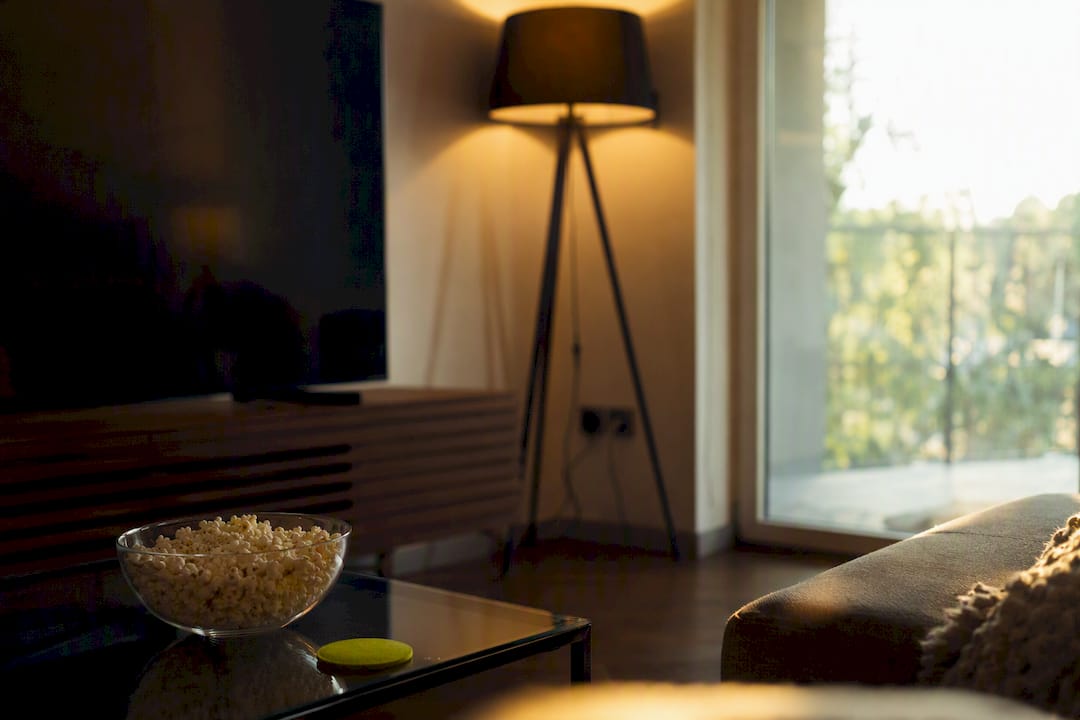 Configurazione TV di casa con popcorn per lo streaming gratuito di anime
