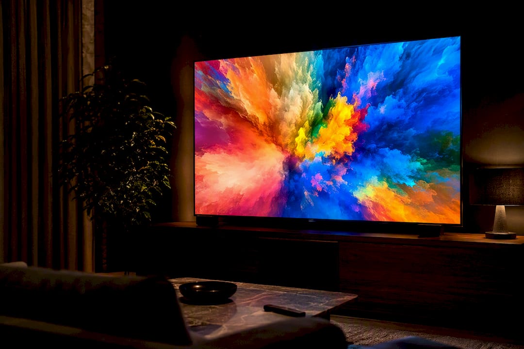 TV di alta gamma con scena di esplosione vivida e contrasto intenso