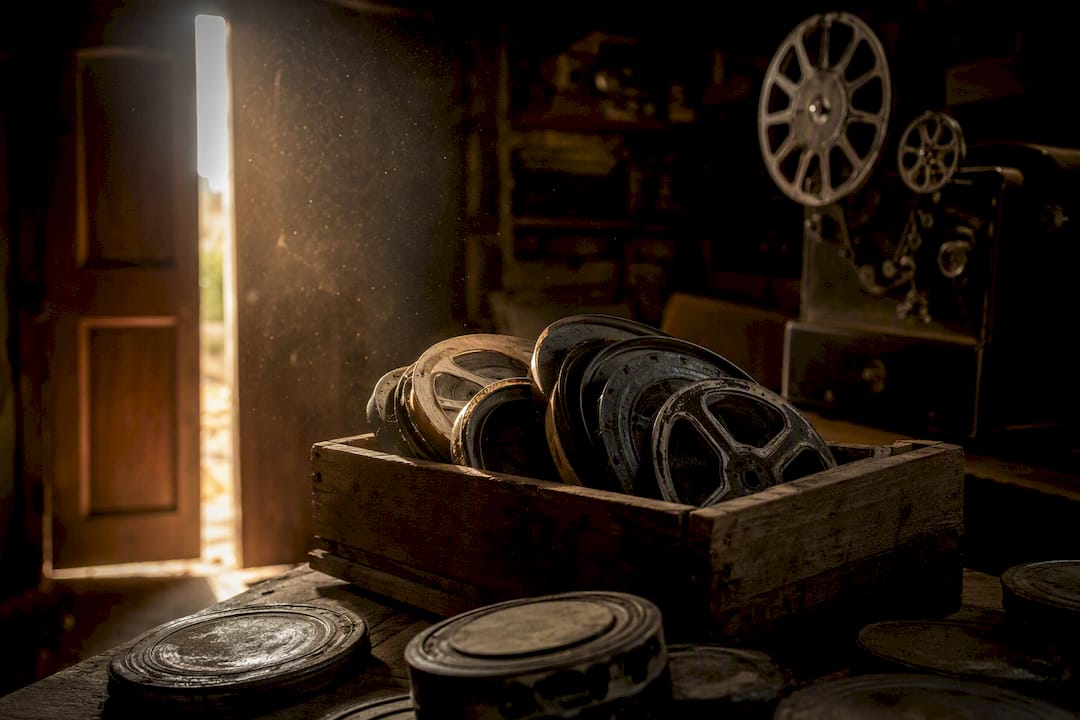 Stare taśmy filmowe i projektor w archiwum
