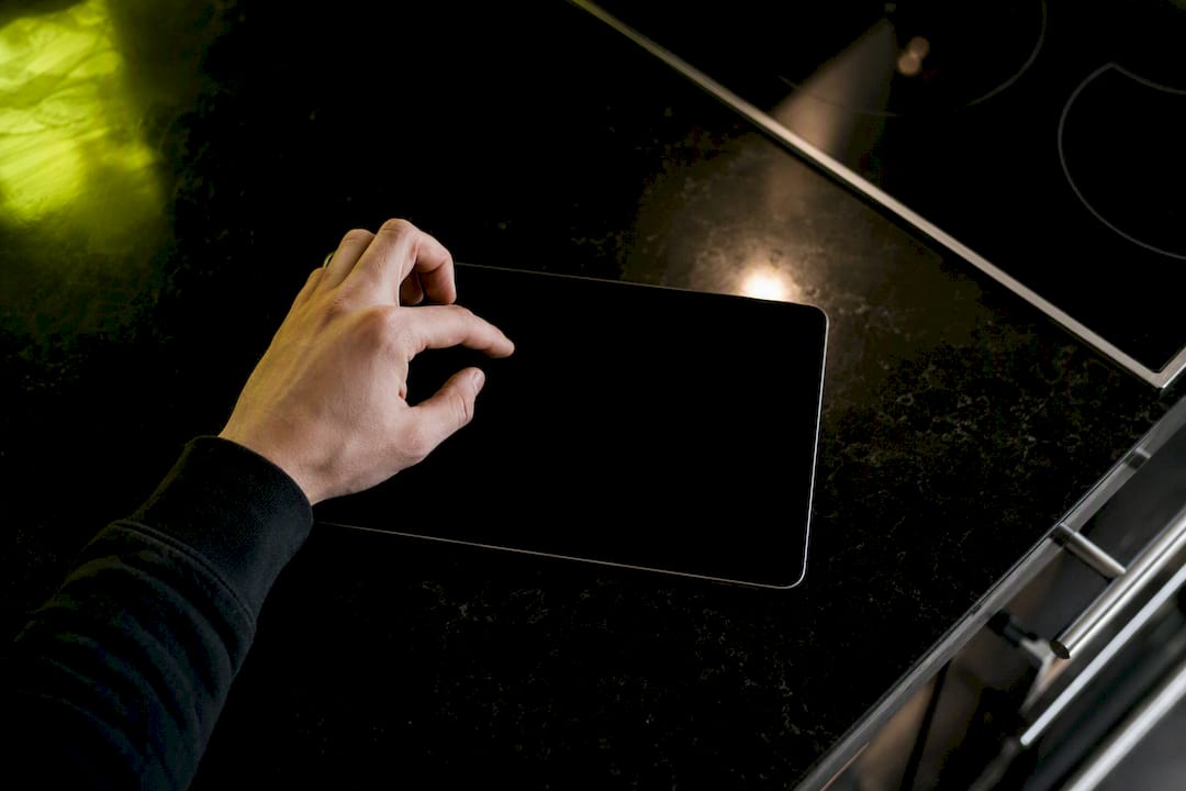 Dłoń stukająca w tablet, planująca oglądanie serialu
