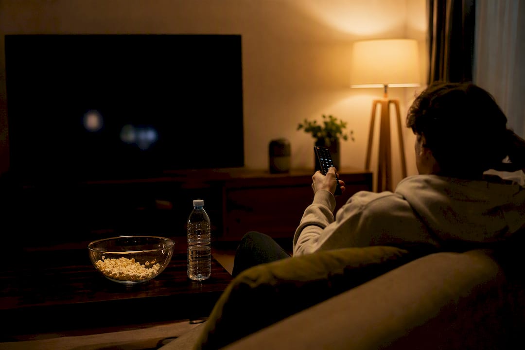 Scena in soggiorno durante una pausa pubblicitaria dello streaming