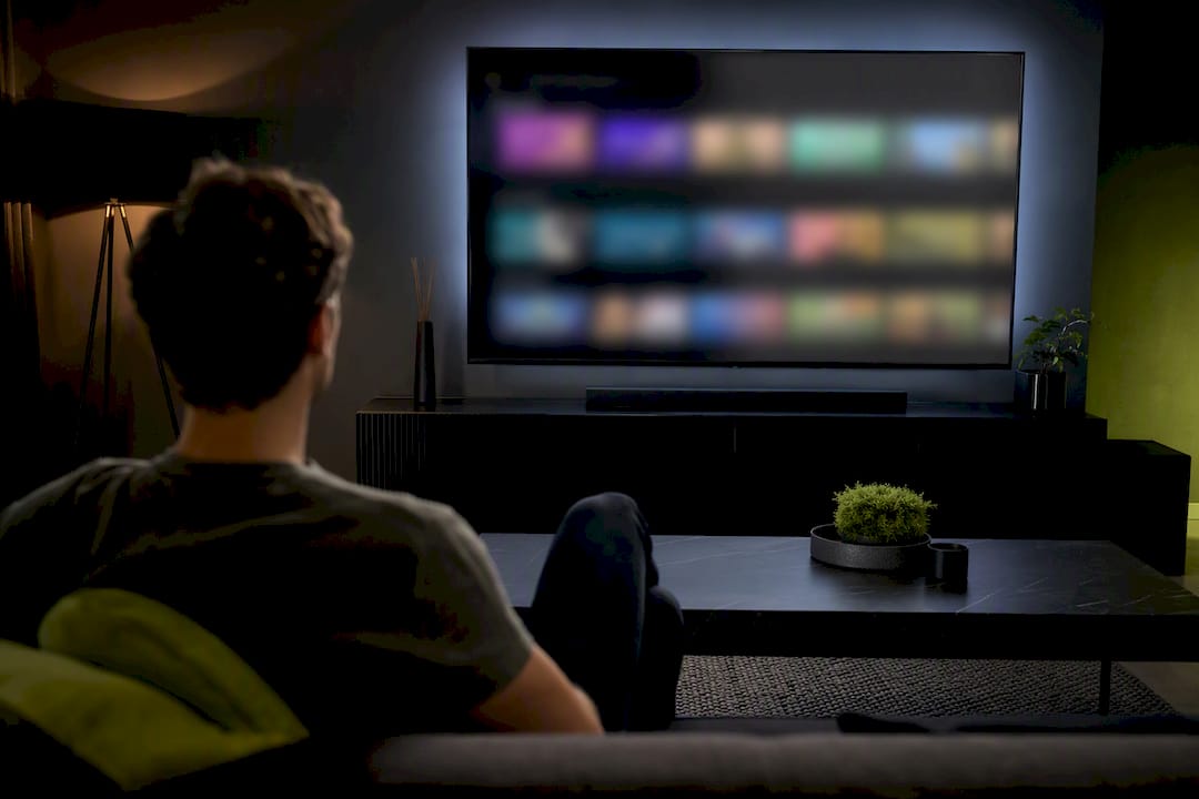 Ekran telewizora w ciemnym salonie podczas oglądania VOD