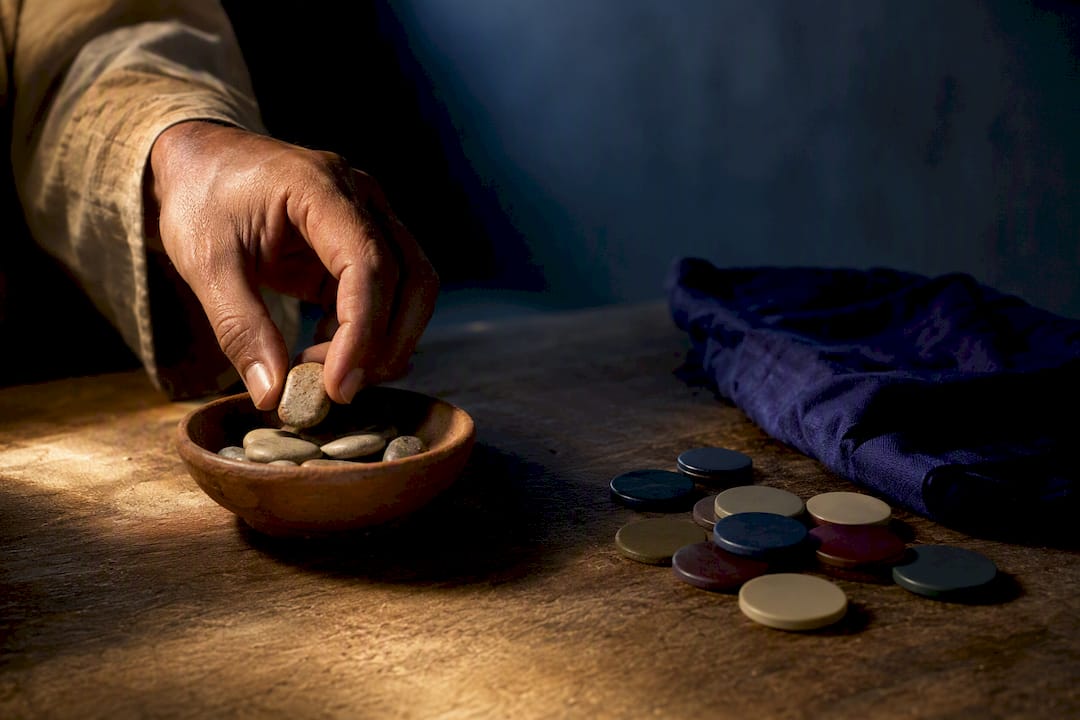Pietre e fiches mostrano il legame tra fortuna e azzardo