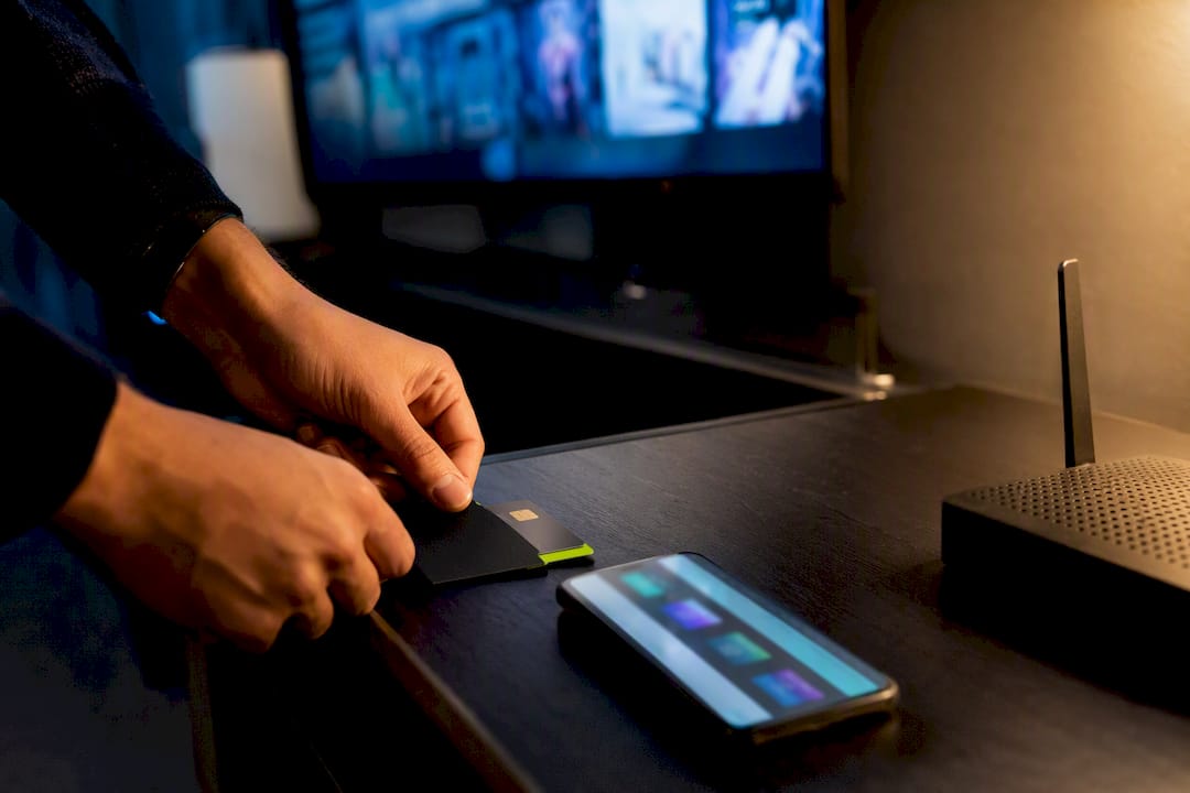 Mani che organizzano un unico pagamento per un pacchetto streaming