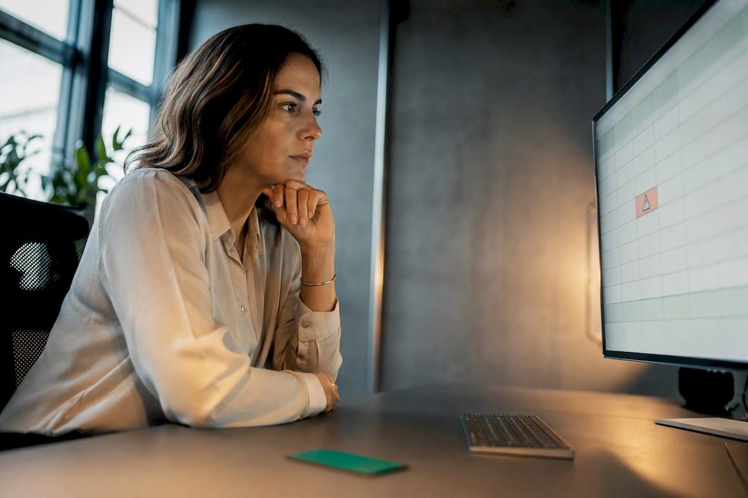 Analystin überprüft Excel-Fehler auf dem Bildschirm