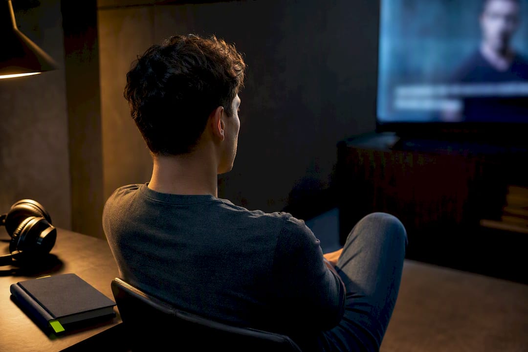 Uno studente guarda una serie TV in inglese