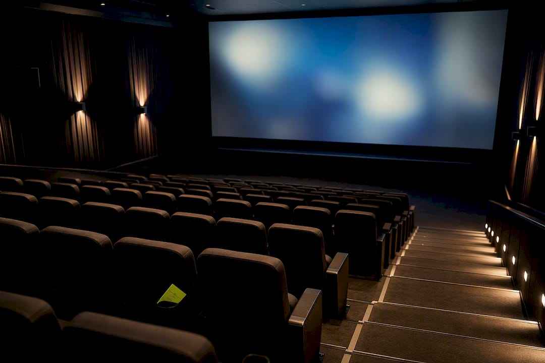 Sala cinematografica con schermo anonimo illuminato