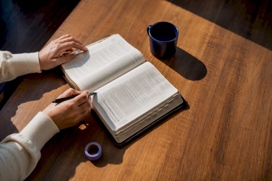 8 Quick Bible Journaling Ideas for Beginners in Under 15 Minutes