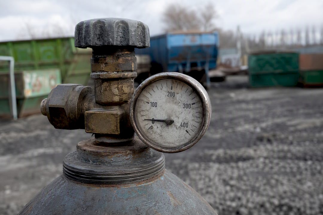 Gas bottle valve showing residual pressure