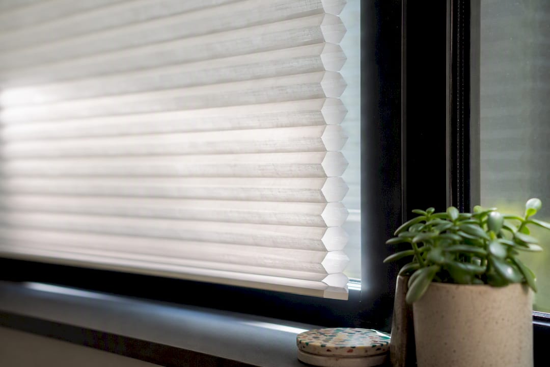 Honeycomb cellular shades insulation texture