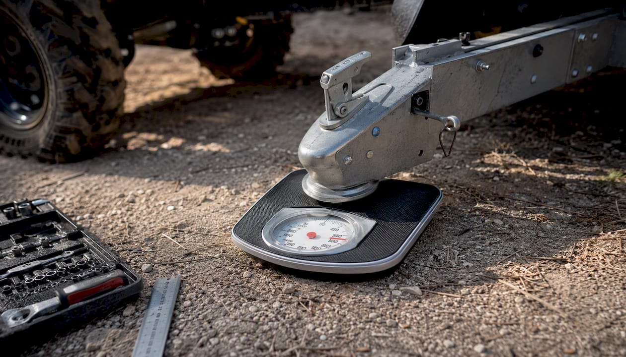 Scale measuring trailer tongue weight