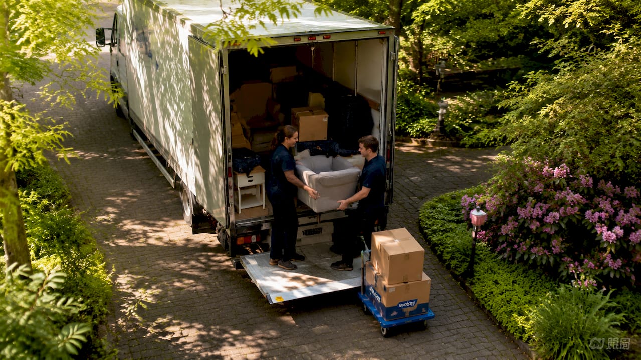 In Amstelveen zijn verhuizers druk bezig met het inladen van de verhuiswagen.