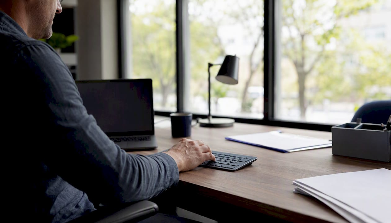 Shared Document Versioning: Where to Look, What to Click