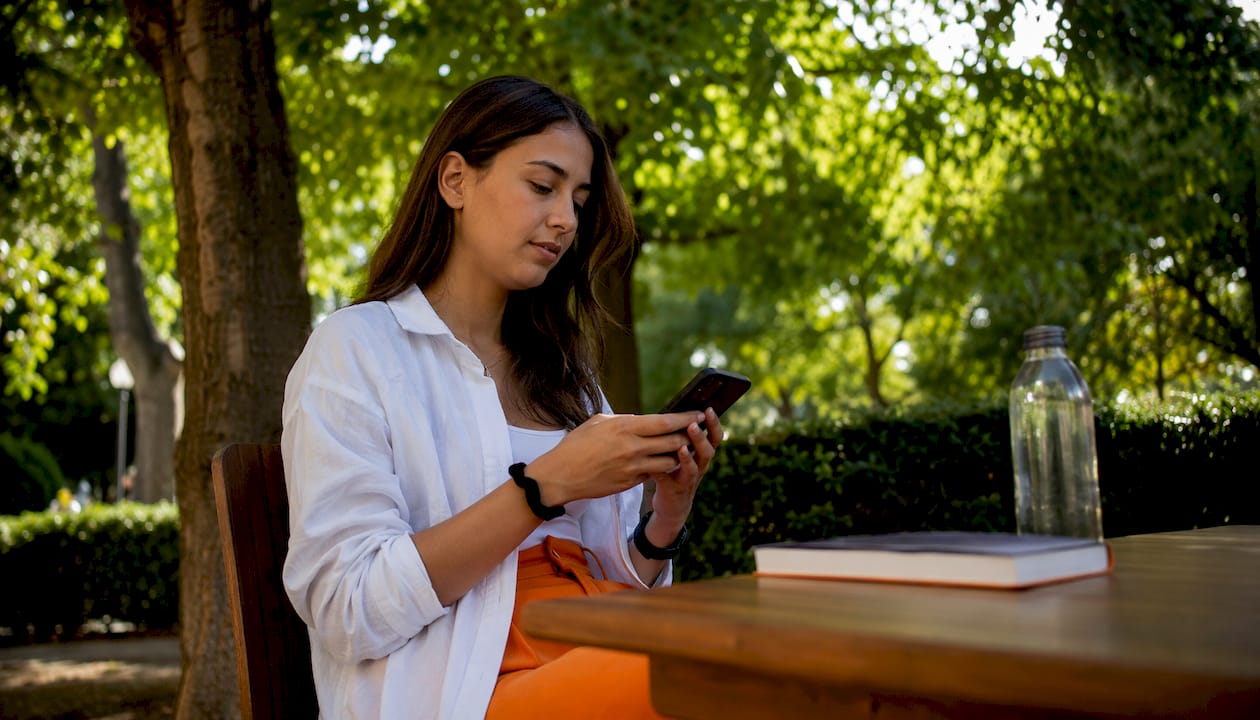 Mujer consultando el menú digital desde su móvil