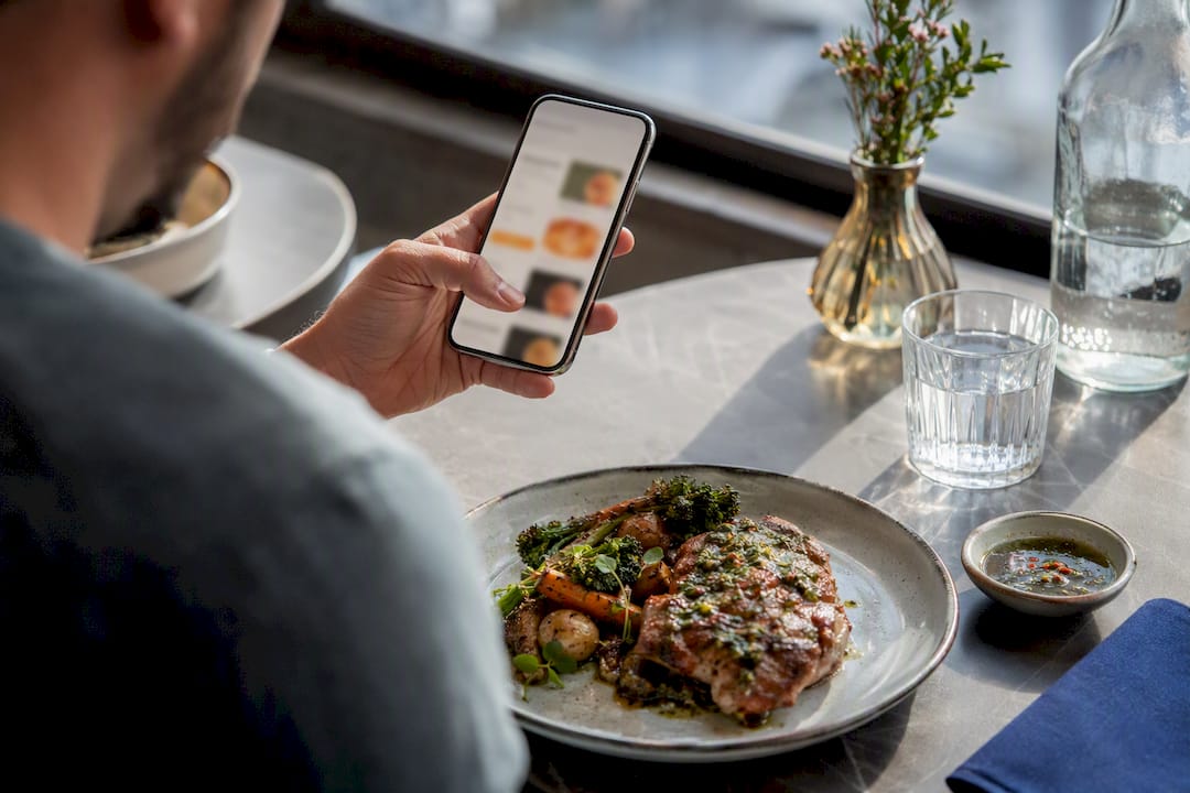 Cliente pide recomendación en el menú QR