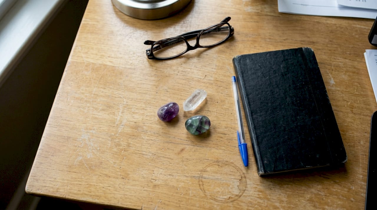 Drie concentratiestenen liggen op een houten bureau