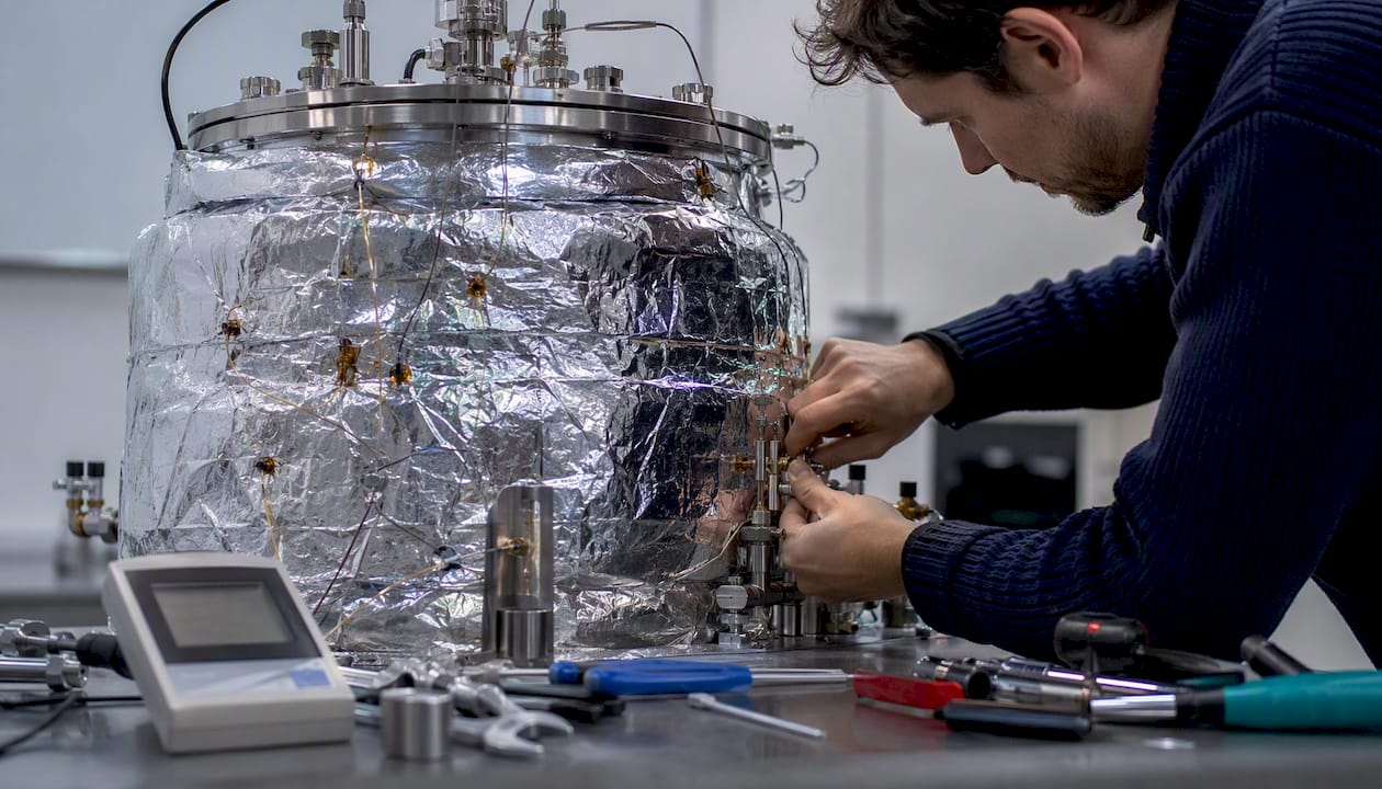 Cryogenic vessel with insulation and sensors