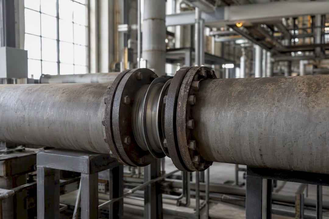 Expansion joint gap on steel industrial pipe
