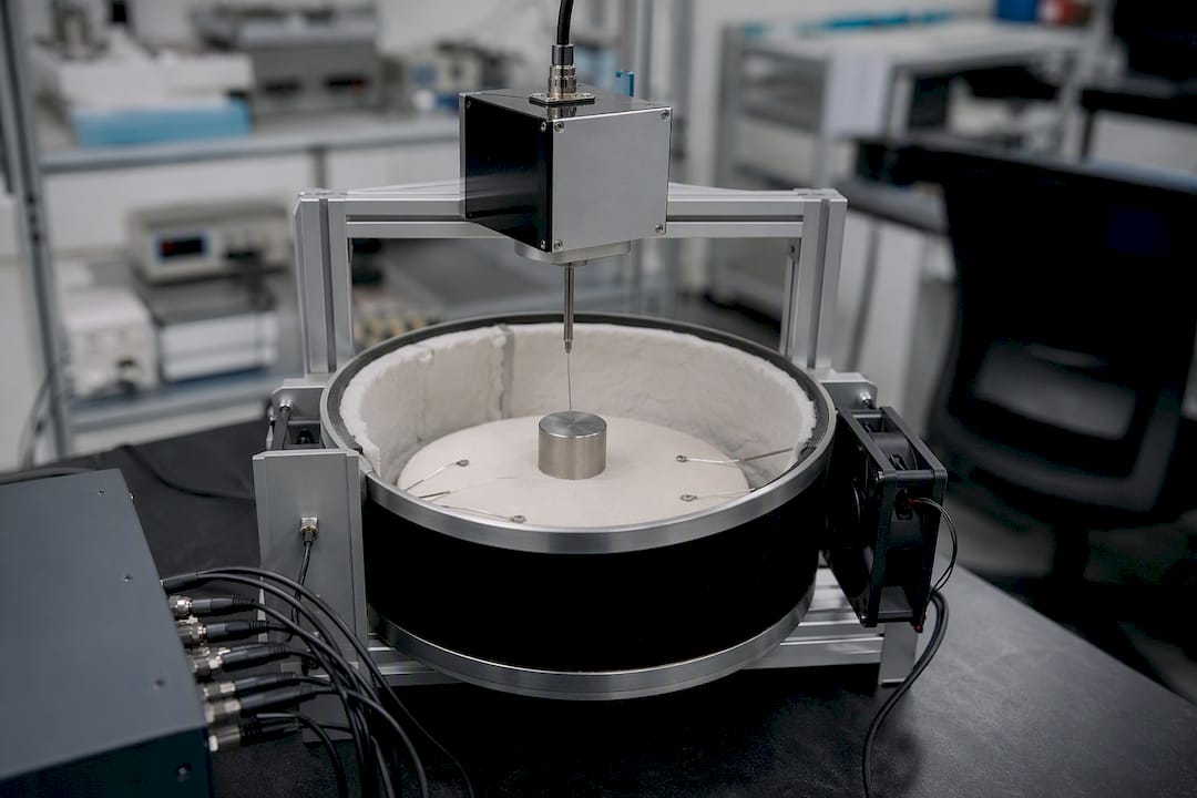 Cylindrical metal sample thermal test setup