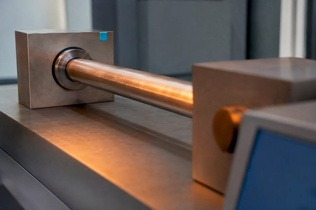 Restrained steel bar in thermal test fixture