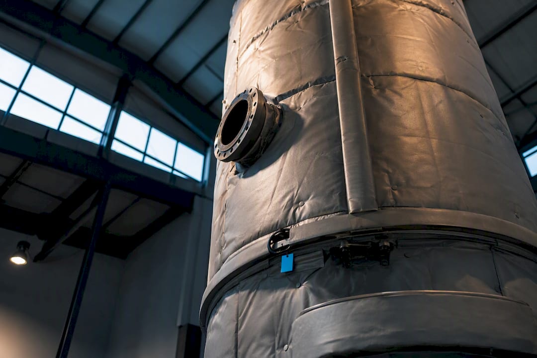 Insulated vertical pressure vessel in inspection bay