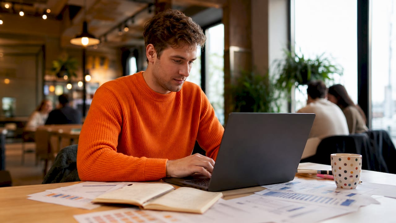 Als SEO-specialist werk ik graag in een inspirerende coworkingruimte, waar ik omringd ben door andere ondernemers en creatievelingen. Het samenwerken en sparren met gelijkgestemden geeft mij energie en zorgt voor nieuwe inzichten.