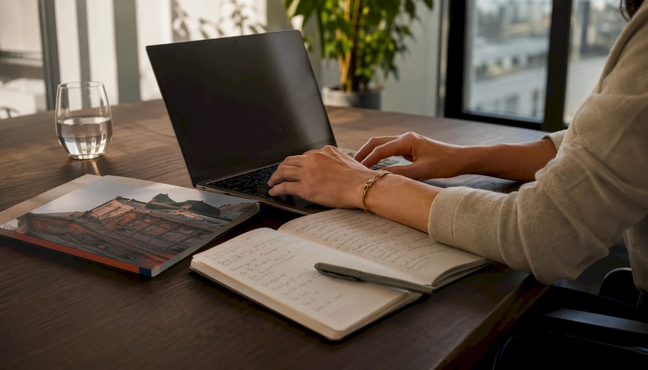 Iemand is bezig achter zijn laptop en tikt een mail voor linkbuilding outreach.