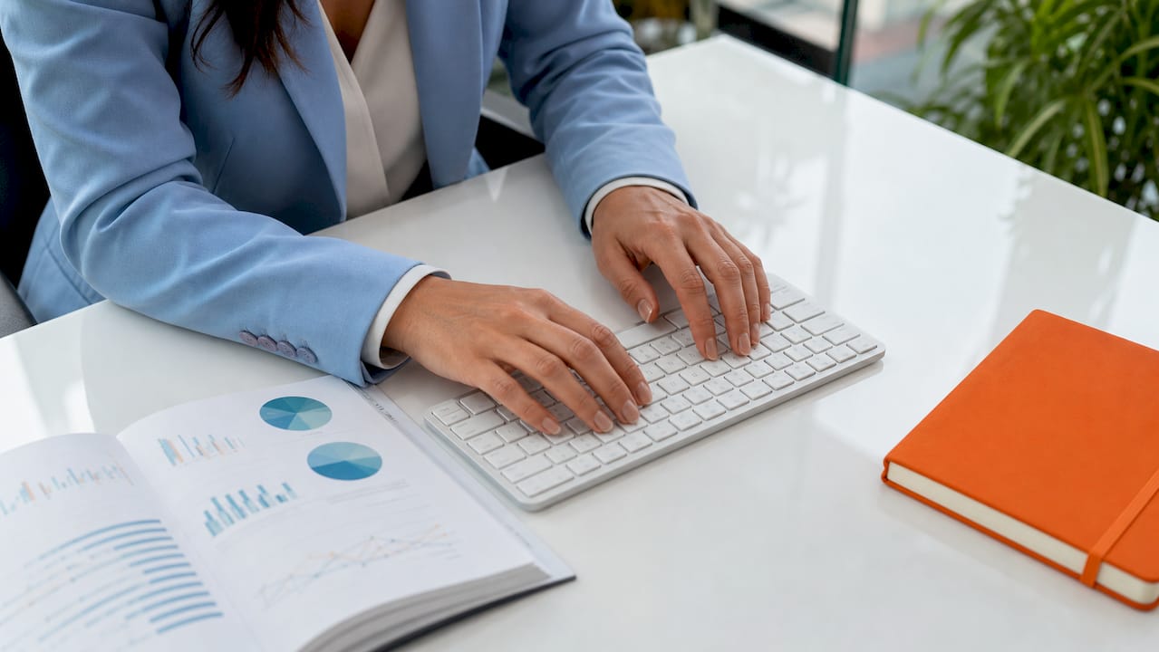 Iemand werkt achter de laptop terwijl het Google Analytics dashboard openstaat.