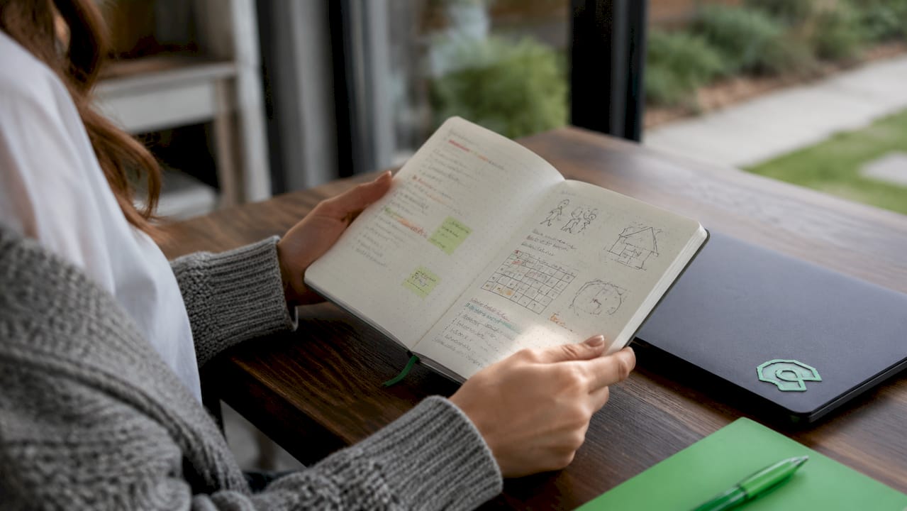 Manos que apuntan a un calendario de control de natalidad