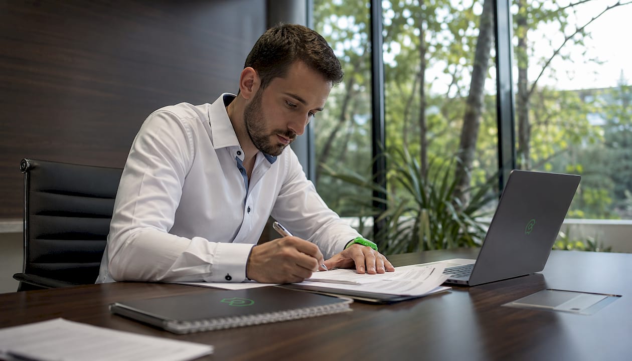 Empleado administrativo gestionando trámites de permiso laboral