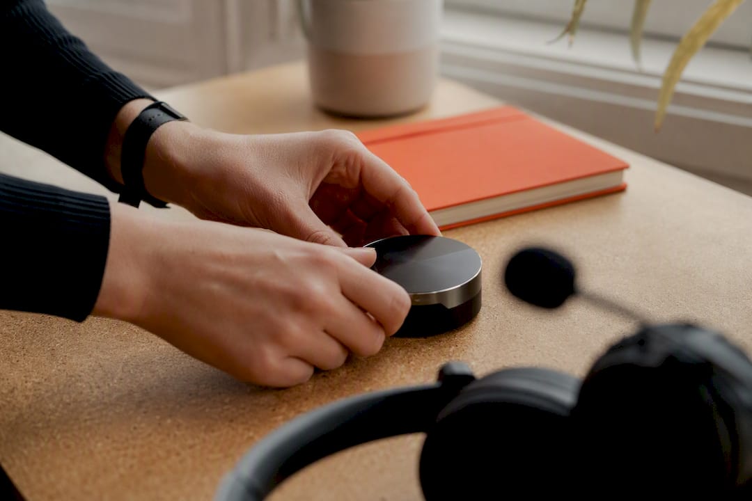 Hands setting timer for virtual workshop