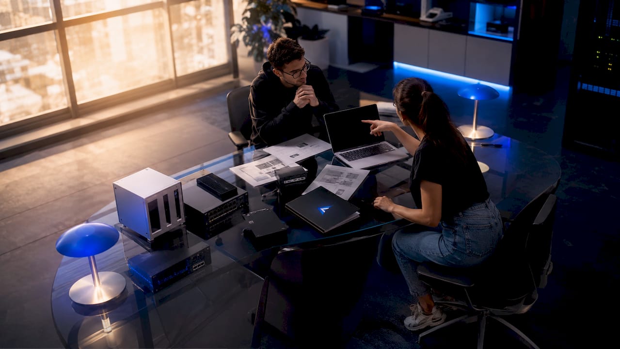 Due esperti stanno controllando lo stato dei server di Minecraft.