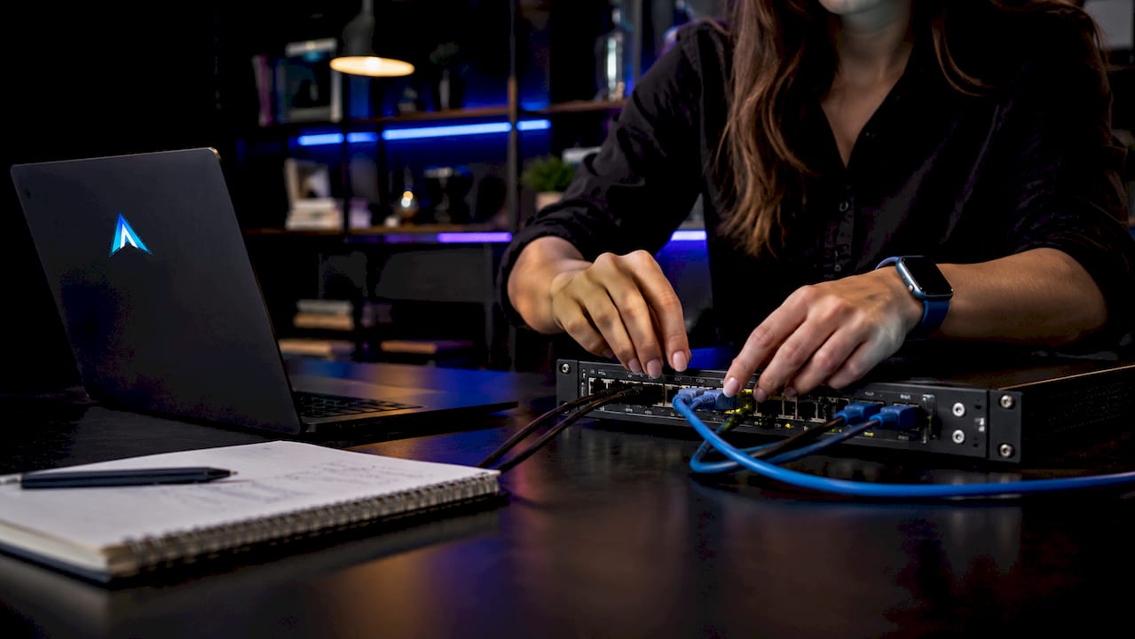 Mani al lavoro sulla configurazione di un bilanciatore di carico di rete