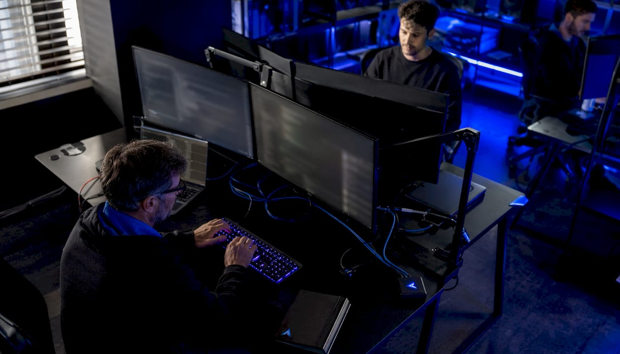 Esperti al lavoro nella configurazione di VPS per il pannello Pterodactyl