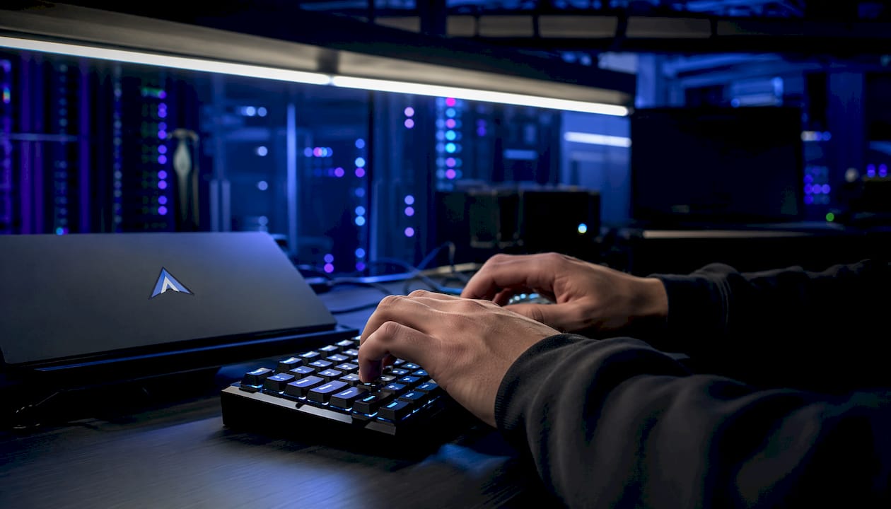 Tecnici al lavoro sulle tastiere nella sala server all’avanguardia