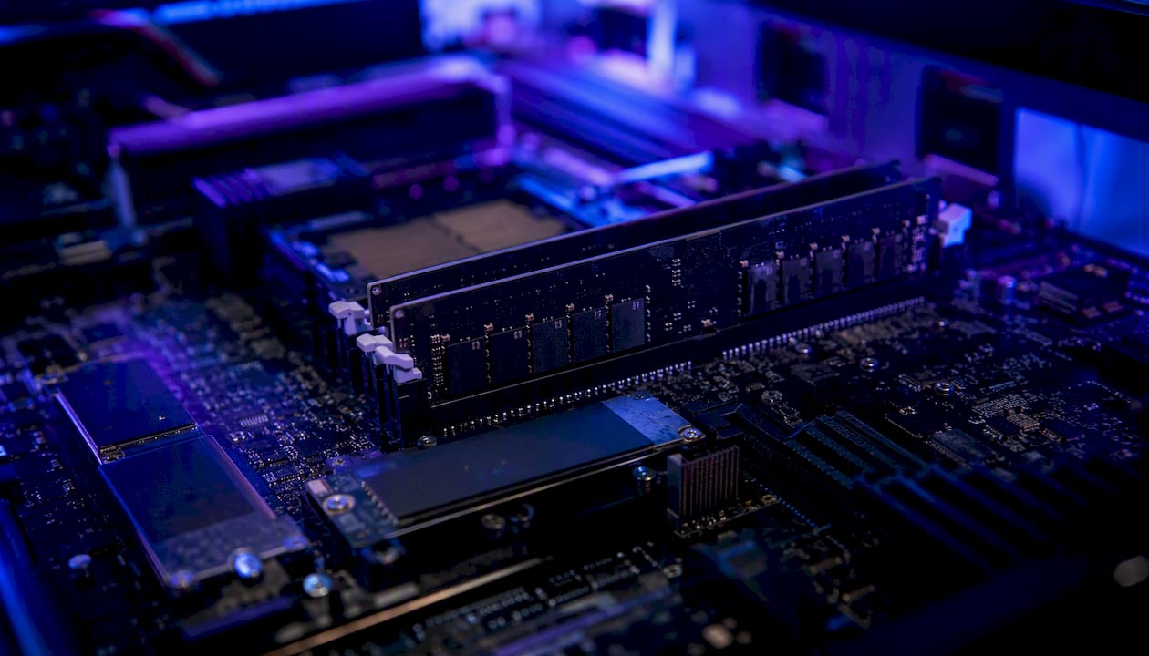 Dettaglio ravvicinato di moduli RAM e SSD NVMe installati in un rack server