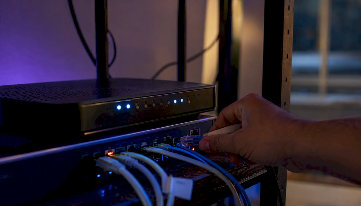Switch di rete e router collegati con cavi, all’interno di una configurazione domestica per server