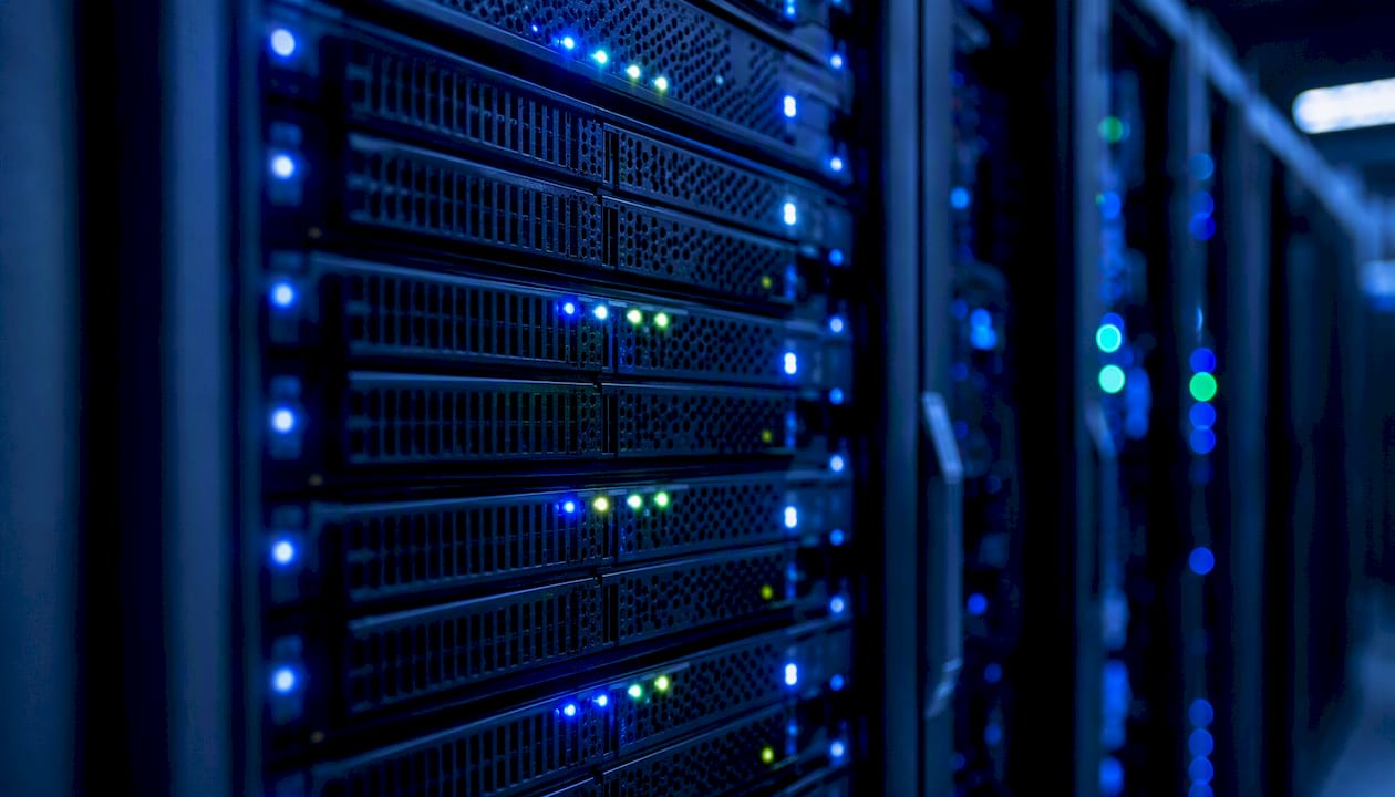 Luci LED che illuminano i rack dei server in un data center al buio
